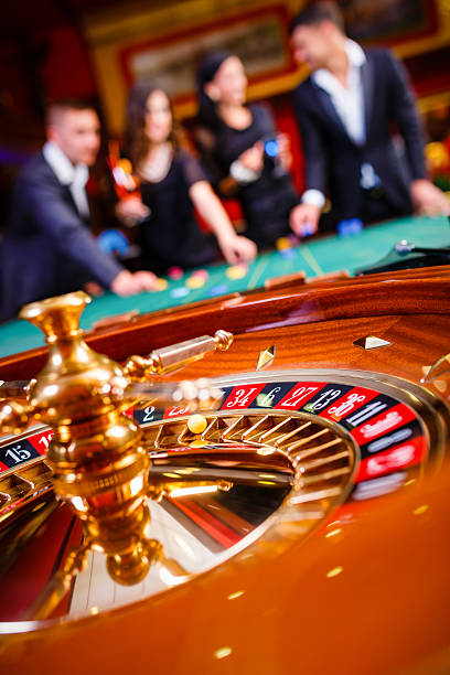 Studio kasino langsung Speed Roulette menampilkan roda roulette dan dealer profesional
